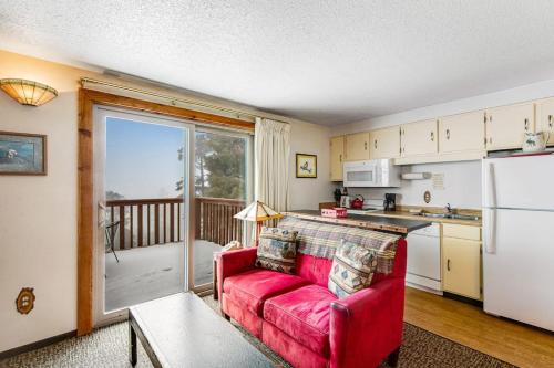 Mountain Condo Ski Access & Sunset Deck in Shafer Butte