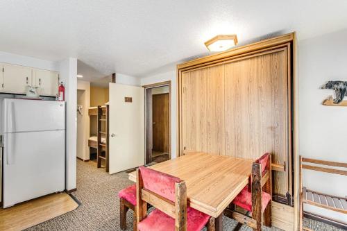 Mountain Condo Ski Access & Sunset Deck in Shafer Butte