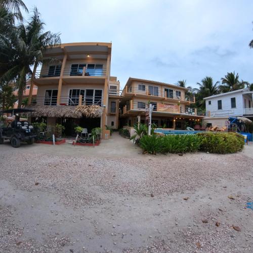 Beach Club Budget Rooms at Popeyes Caye Caulker in Кей Колкер