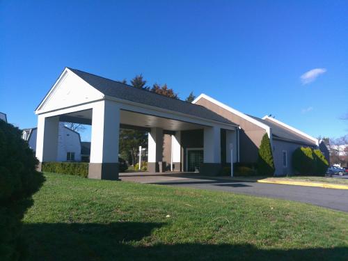 HomeTowne Studios by Red Roof Leesburg - image 12
