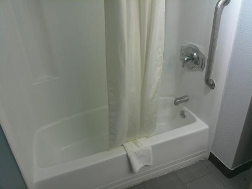 HomeTowne Studios by Red Roof Leesburg - image 3