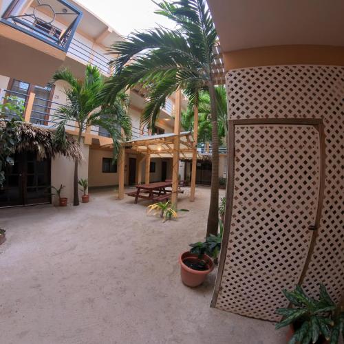 Beach Club Budget Rooms at Popeyes Caye Caulker in Кей Колкер