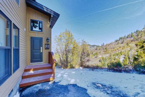 Ski-In Out Retreat - Trailhead & Mountain Views in Shafer Butte