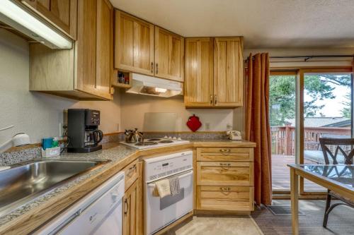 Ski-In Out Retreat - Trailhead & Mountain Views in Shafer Butte