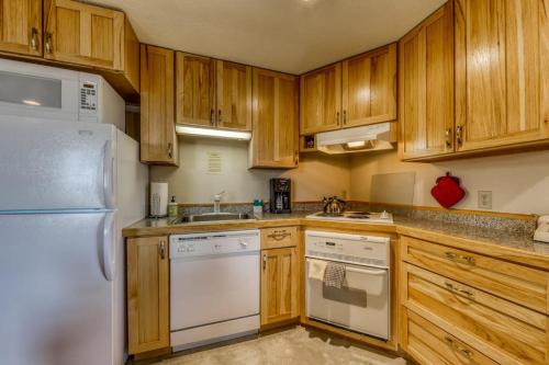 Ski-In Out Retreat - Trailhead & Mountain Views in Shafer Butte