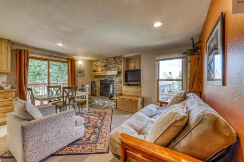 Ski-In Out Retreat - Trailhead & Mountain Views in Shafer Butte