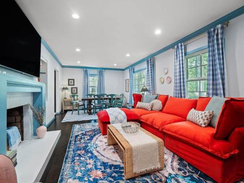 Renovated Cottage - Game Room - Fire Pit - Sleeps 8