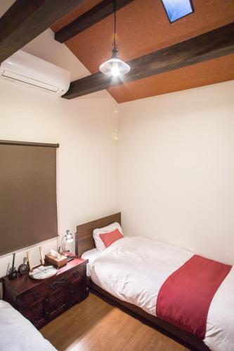 Twin Room image 7