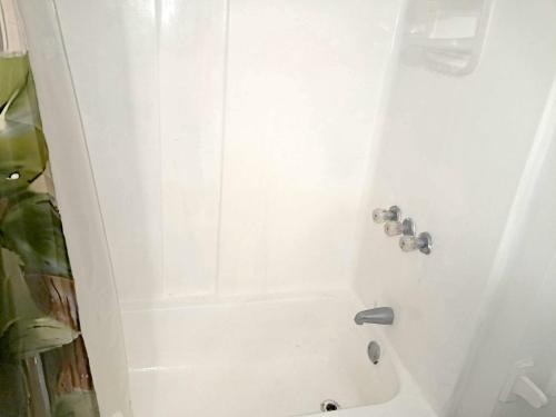 Facilities, Cosy single-level home with laundry and parking in Huntington (WV)