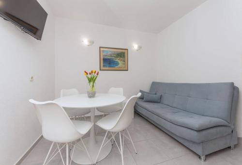 Apartments by the sea Makarska - 20923 - image 4
