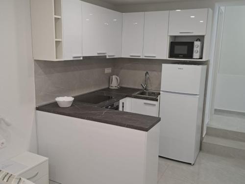 Apartments by the sea Makarska - 20923 - image 3