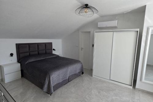 Apartments by the sea Makarska - 25383 - image 5