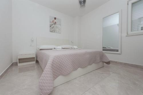 Apartments by the sea Makarska - 25383 - image 4