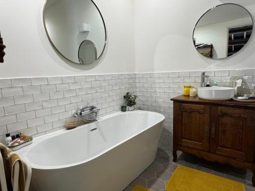 Fürdőszoba, Charming and comfortable holiday home in Melay in Melay