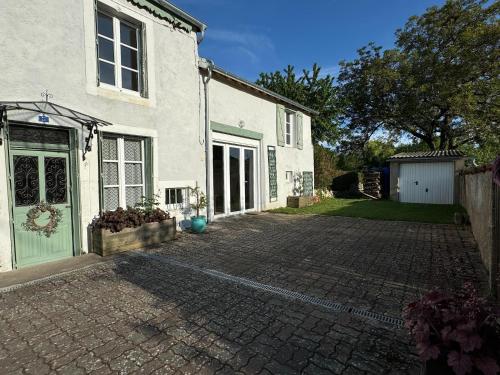 Kert, Charming and comfortable holiday home in Melay in Melay