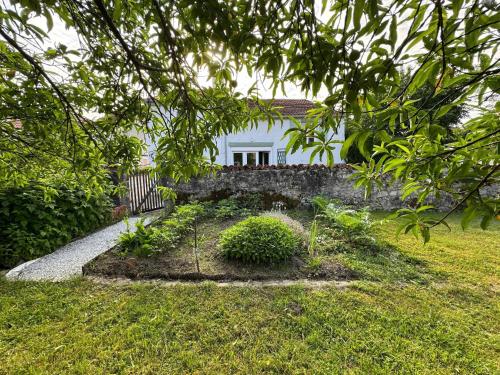Kert, Charming and comfortable holiday home in Melay in Melay