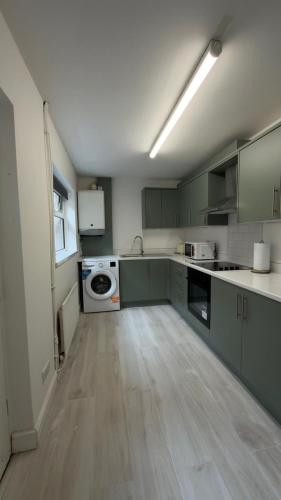 Home in Belfast for Contractors, Professionals, and Weekends in Ballymacarrett