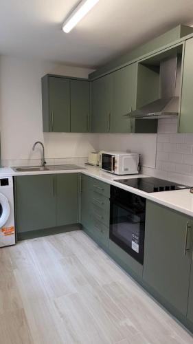 Home in Belfast for Contractors, Professionals, and Weekends in Ballymacarrett