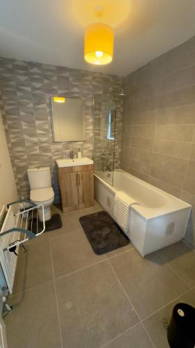 Fürdőszoba, Home in Belfast for Contractors, Professionals, and Weekends in Ballymacarrett