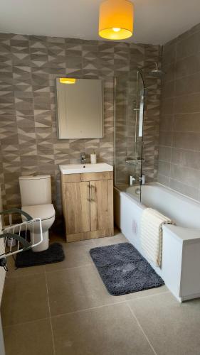 Fürdőszoba, Home in Belfast for Contractors, Professionals, and Weekends in Ballymacarrett