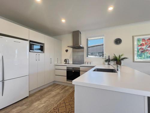 Harbour View - 3 Bedroom Retreat in Duvauchelle