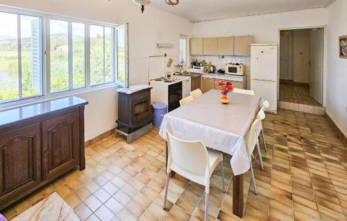 virtuve, 3 Bedroom Awesome Home In Opuzen in Opuzen