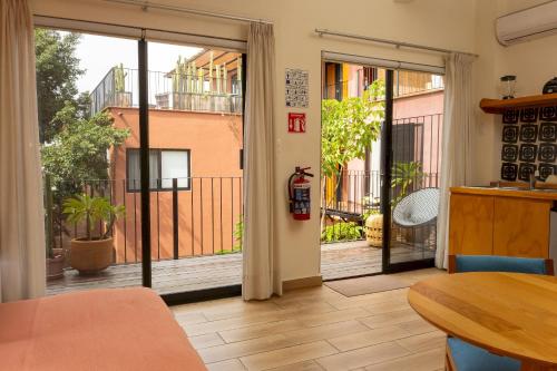REGIONES - CAÑADA · Charming Upper Floor Suite