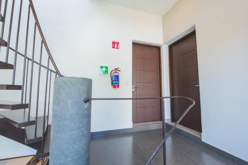 COSIJOPI · Spacious Colonial Home with Terrace - image 4