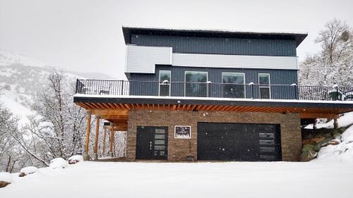 The Lookout, a private off-grid cabin 2 bed in Eden (UT)