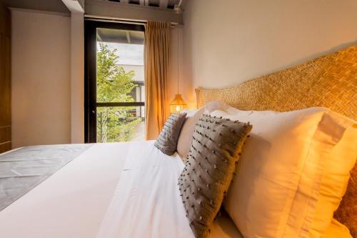 GARCIA 3 · Spacious four Bedroom apt with Garden