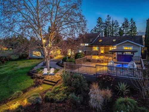Serenity With Hot Tub And Wine Tastings Included in Windsor (CA)