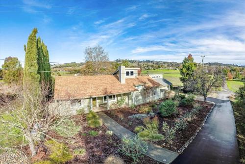 Serenity With Hot Tub And Wine Tastings Included in Windsor (CA)