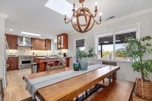 Serenity With Hot Tub And Wine Tastings Included in Windsor (CA)