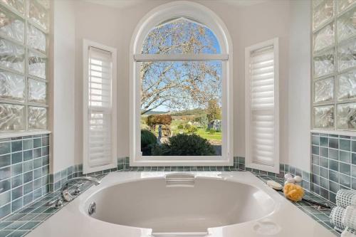 Serenity With Hot Tub And Wine Tastings Included in Windsor (CA)