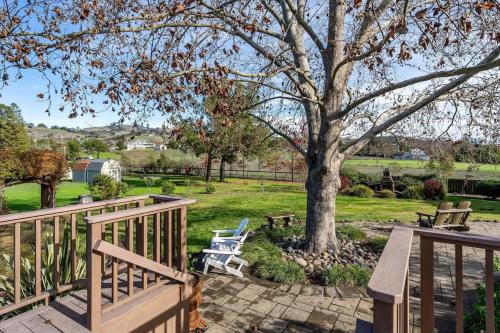 Serenity With Hot Tub And Wine Tastings Included in Windsor (CA)