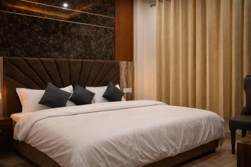 . Cedarwood 2BHK Near Mall Road w Mountain View