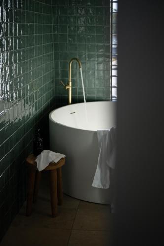 Bathroom, The Clairfield Hotel in Mudgee