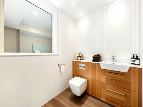 Spacious London Townhouse with Parking - main image