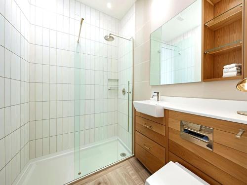 Spacious London Townhouse with Parking - image 5
