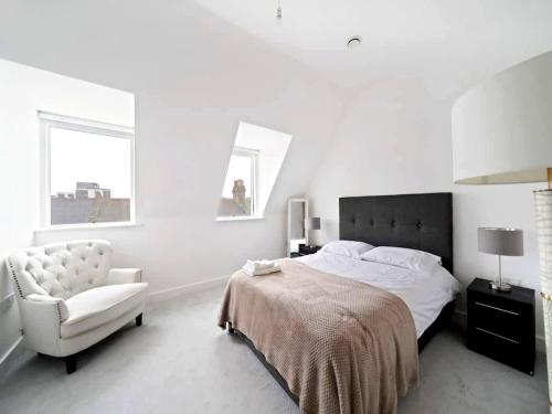 Spacious London Townhouse with Parking - image 7