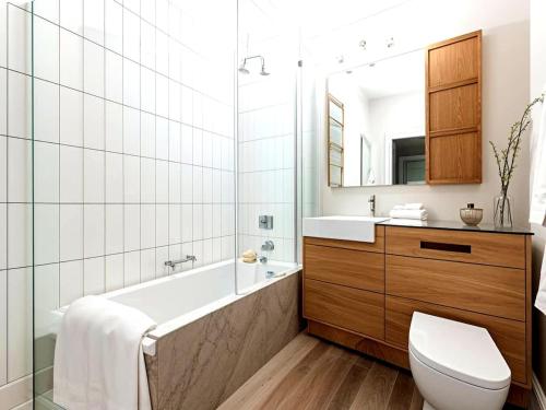 Spacious London Townhouse with Parking - image 2
