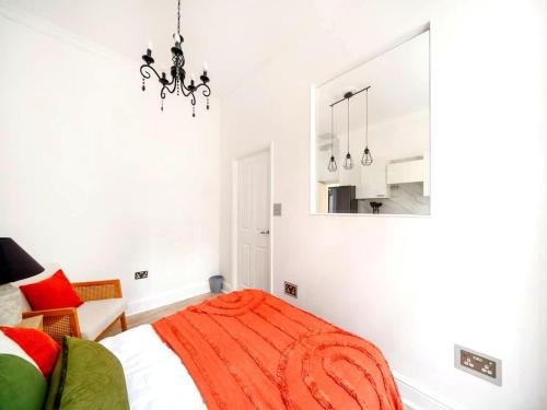 Bright 2BR Apartment in West Kensington - image 4