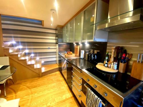 Stylish London Flat with Private Patio - image 11