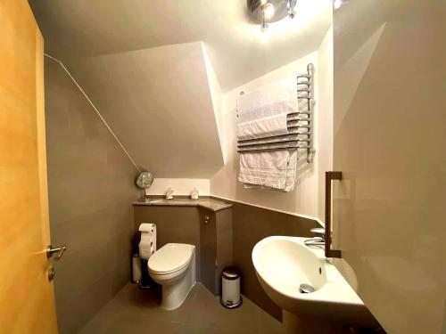 Stylish London Flat with Private Patio - image 10