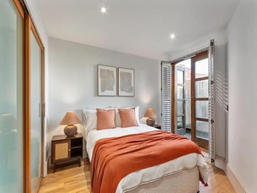 Modern Fulham 1-Bedroom Apartment - image 6