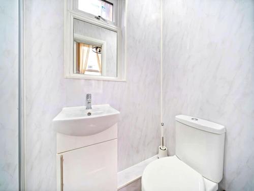 Modern 1BR Apartment in Greater London - main image