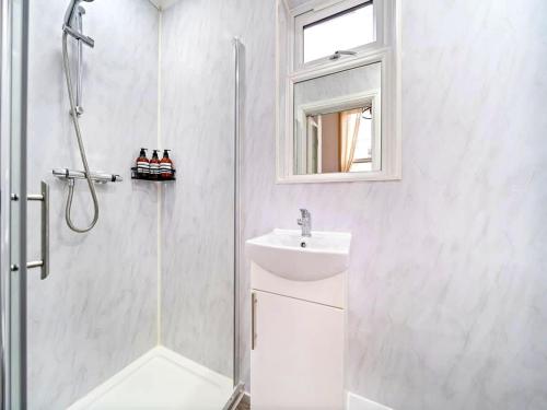 Modern 1BR Apartment in Greater London - image 2