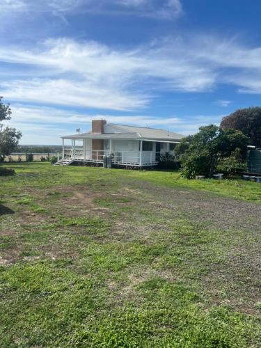 Campaspe Valley View 20 acres Farm Stay in Metcalfe