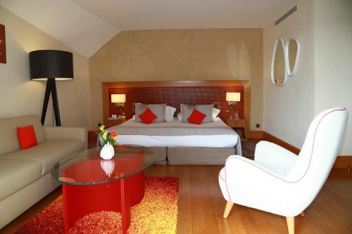 1 queen bed, 1 sofa bed