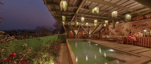 Iekārtas, SaffronStays Shambhala Bodhi - 3-BR villa overlooking Pawna Lake with private pool, jacuzzi, and lou in Ambegaon